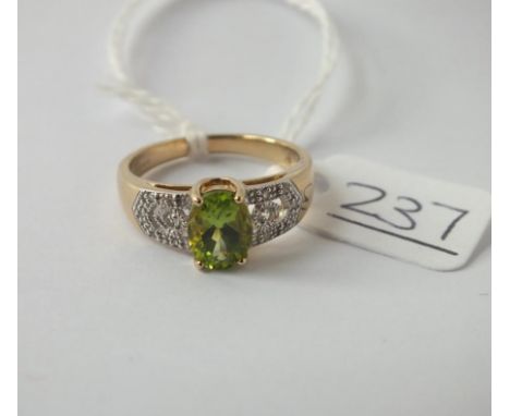 A peridot ring 9ct - size N - 3.7