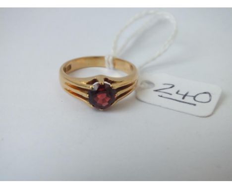 A garnet ring in 18ct gold - size Q - 5.6gms