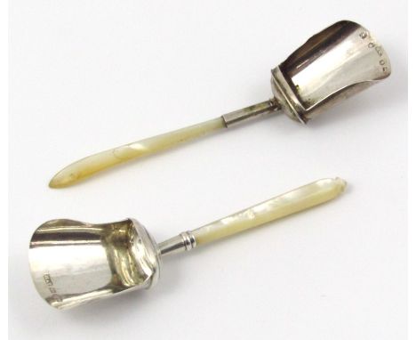 Two similar caddy spoons, with mother of pearl style handles and shovel bowls, Birmingham 1889, 10cm wide etc. (2) 