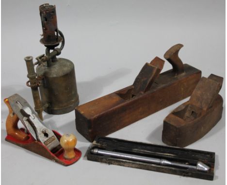 Various bygone tools, accessories, etc., to include an acorn metal and wooden handled wood plane, 25cm wide, block plane, oth