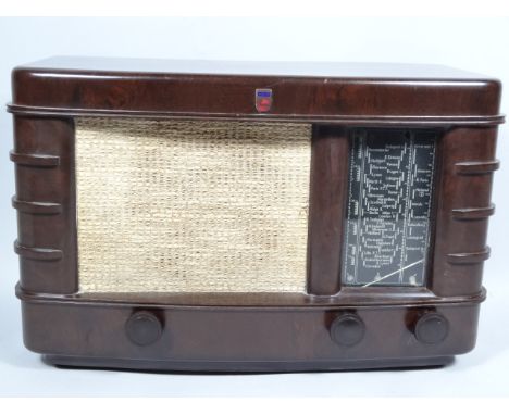 A mid 20thC Philips Bakelite radio, of D-end outline with shaped moulded front and meshwork speaker with articulated knops, 2