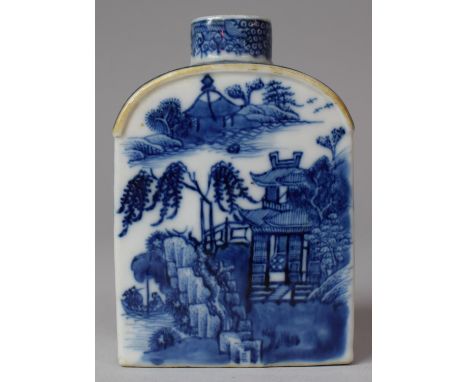 A 19th Century Chinese Blue and White Tea Caddy Flask, 11cm high 