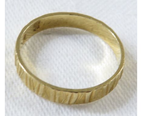 18ct gold ring with bark finish, 2.1g, size M/N for guidance only