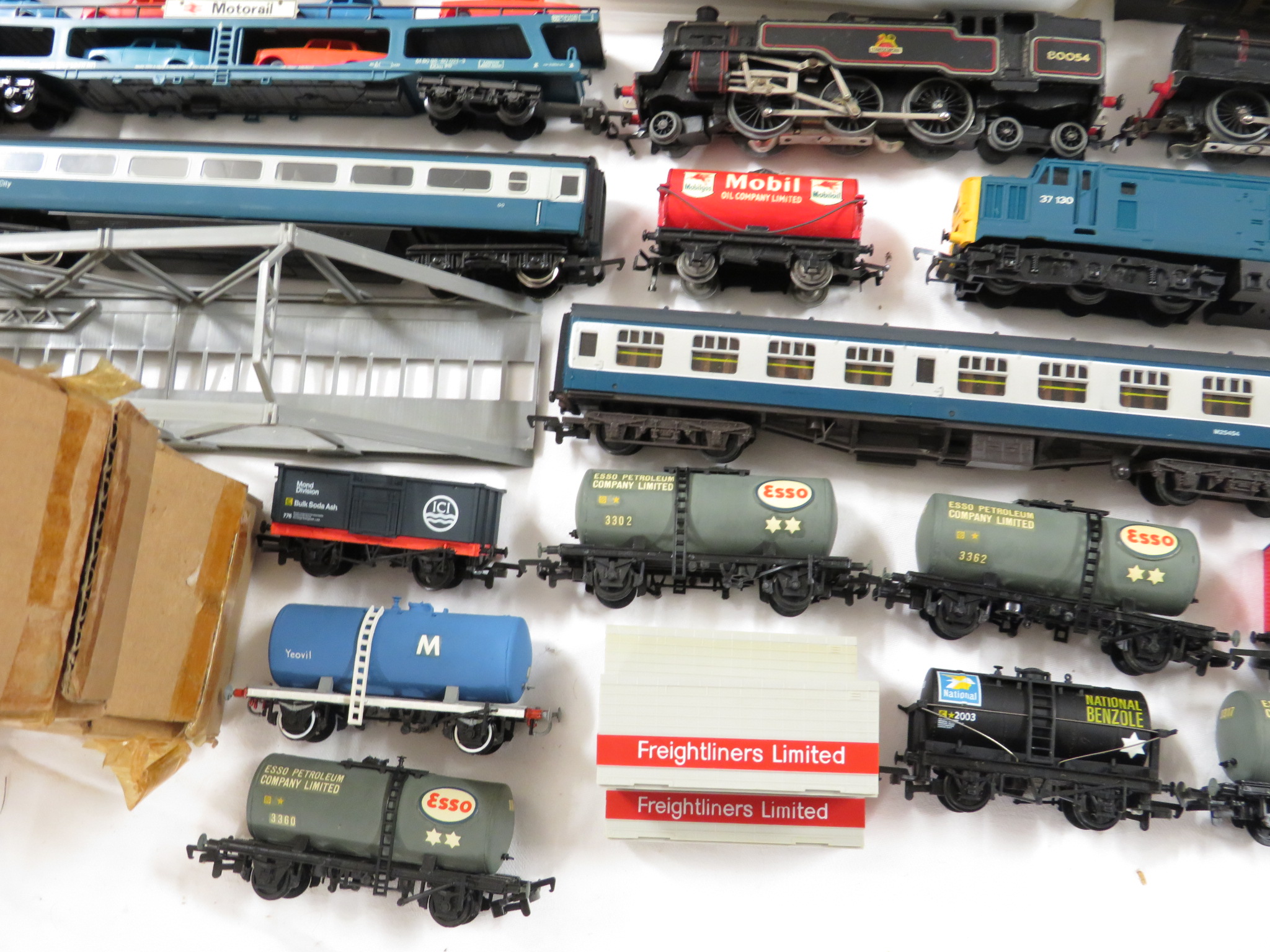 Assorted model railway accessories including rolling stock
