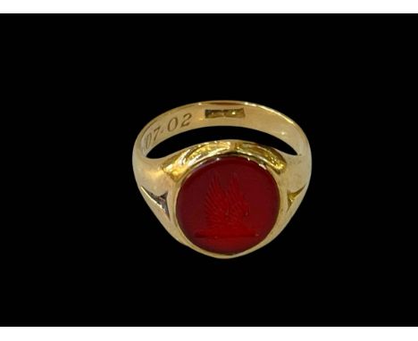9 carat yellow gold gents hardstone ring, size N.