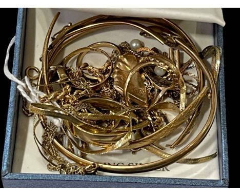 14 carat yellow gold ring mount and selection of 9 carat gold pieces.