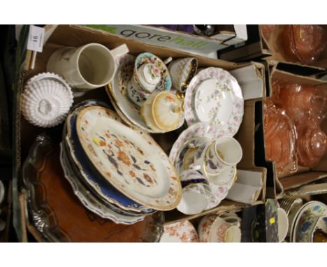 A TRAY OF ASSORTED CERAMICS TO INCLUDE WEDGWOOD, ROYAL WORCESTER ETC.