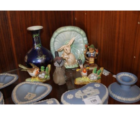 A SELECTION OF CERAMICS TO INCLUDE A CARLTONWARE LUSTRE VASE, POOLE BIRD WEDGWOOD JASPERWARE ETC.