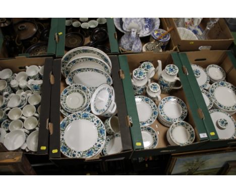 A LARGE COLLECTION OF RETRO MIDWINTER SPANISH GARDEN TEA AND DINNERWARE INCLUDING TUREENS, TEAPOTS, PLATES ETC.
