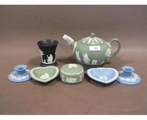 A SELECTION OF WEDGWOOD JASPERWARE TO INCLUDE GREEN TEAPOT