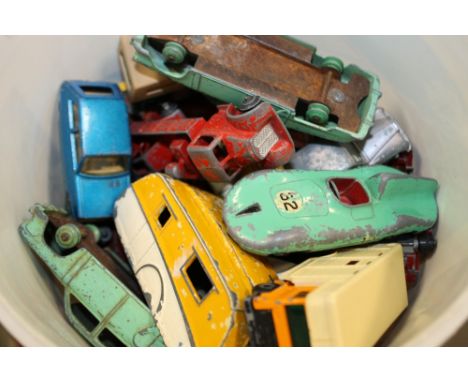 A QUANTITY OF VINTAGE TOY CARS TO INCLUDE DINKY EXAMPLES 