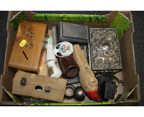 A TRAY OF COLLECTABLES TO INCLUDE CRESTED WARE, TRINKET BOXES, NUT CRACKER ETC