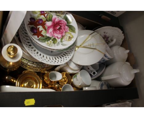 A TRAY OF CHINA AND CERAMICS TO INCLUDE GILDED ROYAL WORCESTER, TEA POTS ETC