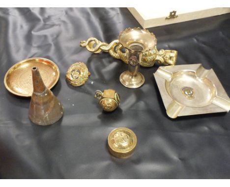 A SELECTION OF ASSORTED METALWARE TO INCLUDE A BRASS DOOR KNOCKER, MILITARY CRESTED ITEMS ETC