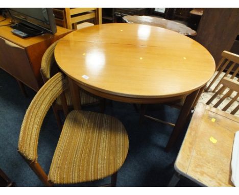 A VINTAGE TEAK CIRCULAR EXTENDING TABLE & FOUR CHAIRS