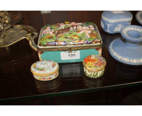 A CAPODIMONTE ENAMELLED TRINKET BOX WITH CHERUBIC DETAIL TOGETHER WITH TWO HALCYON DAYS ENAMELS TRINKET POTS (3)