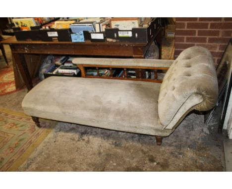 A VINTAGE UPHOLSTERED CHAISE LONGUE