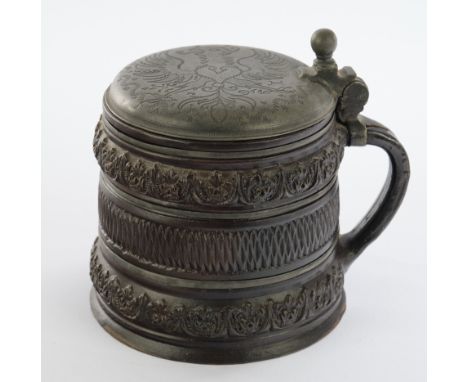 Annaberger Walzenkrug, Annaberg, um 1668, Steinzeug, schwarzbraun engobiert, Kerbband zwischen Reliefbordüren, Zinnreifen, Zi