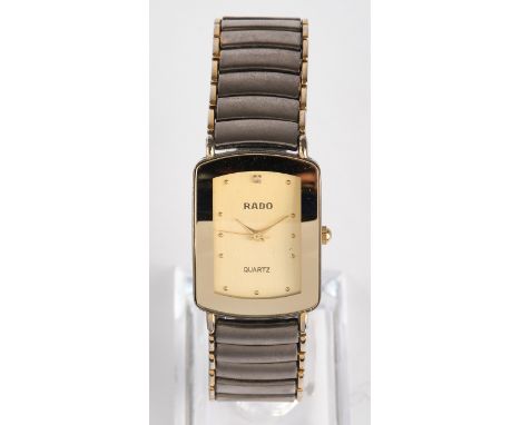 Rado, Schweiz, Gehäuse und Armband in Keramik, teils vergoldet, goldenes Zifferblatt mit Punktindizes, Quarzwerk, Gehäusebode