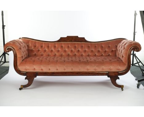 Sofa, Regency, England, 1. Viertel 19. Jh., Hartholz, geschweifte Füße auf Rollen, Chesterfieldpolsterung mit rosafarbenem Sa