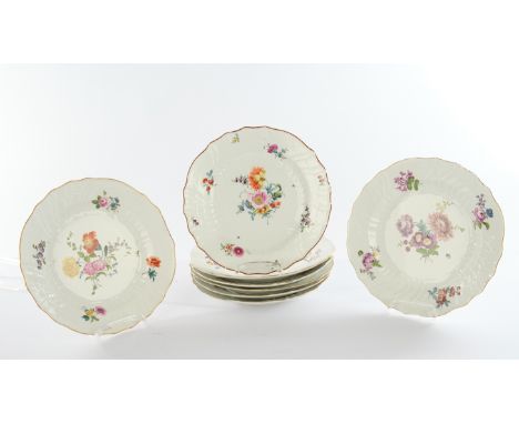 7 Speiseteller, Meissen, Schwertermarke, 18. Jh., Neuosier, bunte Blumenmalerei, Goldrand, ø 24-24.5 cm, Goldrand etwas berie