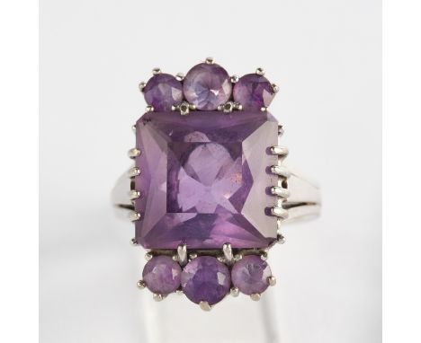 Ring, WG 585, 1 quadratischer Amethyst, seitlich je drei kleine Amethysten, ca. 8.3 g, RM 50