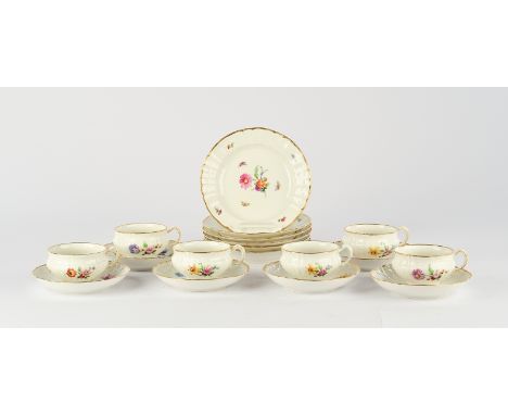 6 Teetassen, 6 Untertassen, 6 Kuchenteller, KPM Berlin, Rocaille, bunte Blumen und Insekten, Goldrand, 5.5 cm hoch, ø 18 cm, 