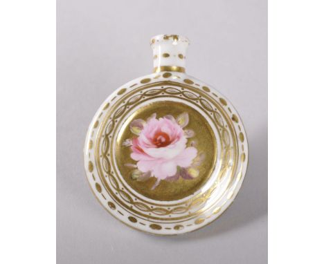 A CHAMBERLAINS WORCESTER CIRCULAR FLAT BACK PORCELAIN SCENT BOTTLE, CIRCA. 1814, decorated in gilt one side, painted with a p