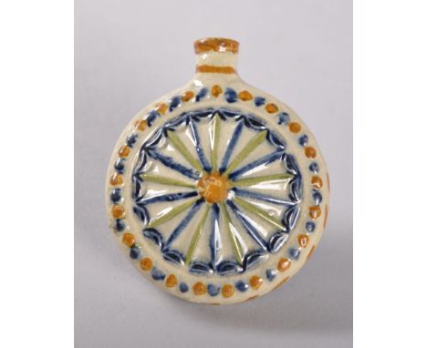 AN EARLY 19TH CENTURY PRATTWARE FLAT CIRCULAR POTTERY SCENT BOTTLE, CIRCA. 1800-1820.  5cms. Provenance: DAVAO, BATH 1996.
