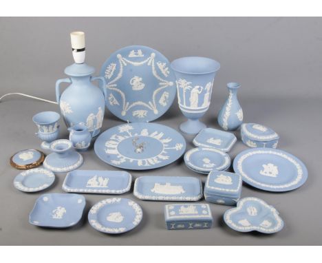 A collection of mainly Wedgwood jasperware along with a Dudson table lamp. Includes compact, pendant on chain, large vase etc