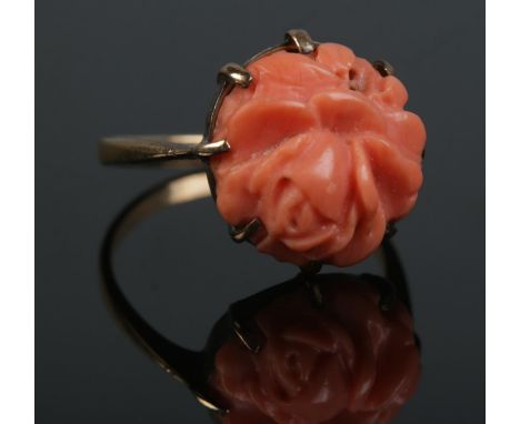 A 9ct Gold ring set with carved coral plaque formed as a flower. Size P. Total weight: 3.3g  