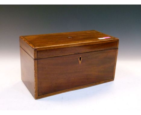 George III mahogany tea caddy with one (of two) removable tea canisters, 28.5cm wide  