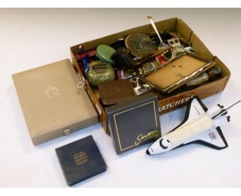 Assorted collectables to include; novelty pipe, cased bronze medallion, Jaguar Drivers Club badge, British Field Sports Socie