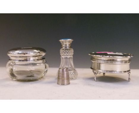 George V silver and blue enamel-topped scent bottle, Birmingham 1924, 6cm high, together with a small trinket box, same assay