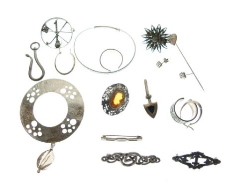 Assorted silver, white metal and unmarked jewellery to include; Celtic-style knot work brooch, marcasite-set Golfing brooch, 
