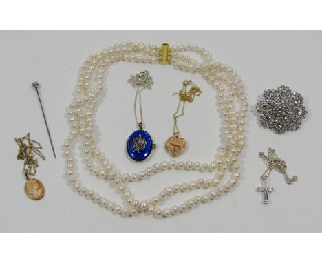 Collection of jewellery to include a 9ct engraved heart shaped locket necklace, 2.5g, an antique style silver locket necklace