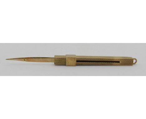 9ct engine turned retractable toothpick, maker 'SJP', London 1961 3.4g 