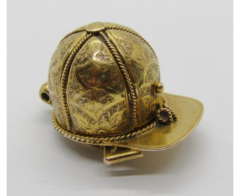 Of horse racing / equestrian interest: A novelty Edwardian yellow gold jockey cap / miniature games box, fitted to underside 