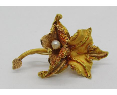 18k naturalistic orchid brooch set with a single pearl, stamped '18kt BG', 4.4cm W approx, 9g 