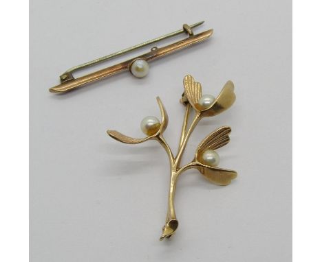 Vintage 9ct pearl brooch in the form of a sprig of mistletoe, together with a further antique 9ct pearl bar brooch, 6g total 