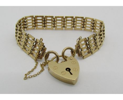 9ct gate link bracelet with heart padlock clasp, 13.2g 