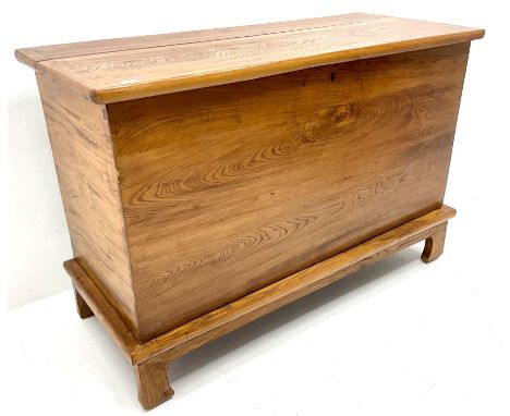 Large light elm blanket box, single lid, shaped supportsDimensions: Height:&nbsp;96cm&nbsp; Length/Width:&nbsp;145cm&nbsp; De