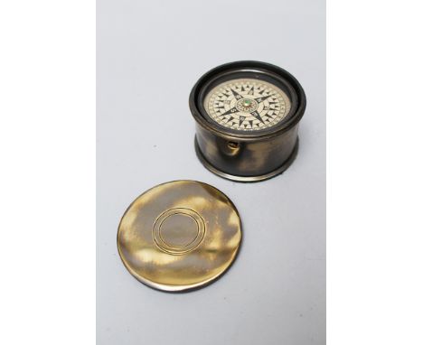 Marine Pocket Compass, in bronze cover,  20th century, 8 cm diameter 