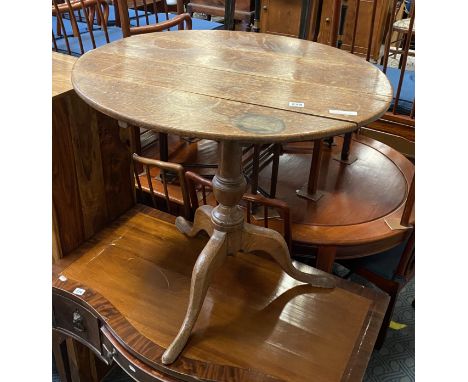 OAK ROUND TILT TOP TABLE