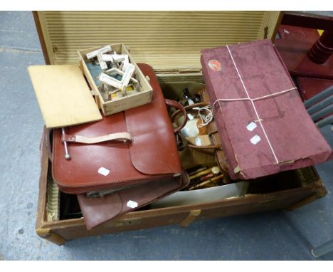 A VINTAGE TRUNK CONTAINING VARIOUS GAMES, TOYS, HANDBAGS, ETC TO INCLUDE A MAZDA SET OF DISNEY LIGHTS AND LEAD FIGURES.