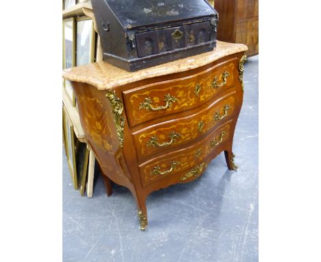 A FRENCH BOMBE TWO DRAWER COMMODE WITH MARQUETRY DECORATION. W.77cms.