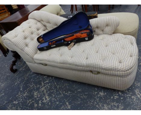 A MODERN BESPOKE BUTTON UPHOLSTERED BOX SEAT CHAISE LONGUE.