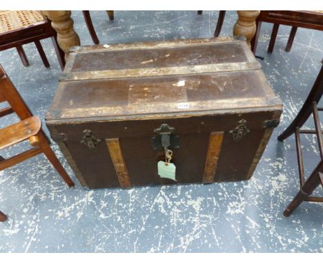 AN ANTIQUE WOOD SLAT CABIN TRUNK.   69 x 43 x 43cms.