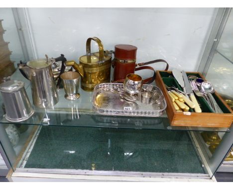 A QUANTITY OF PLATED CUTLERY, A CASED FLASK SET, A BRASS HOT WATER CAN, ETC.   (QTY)