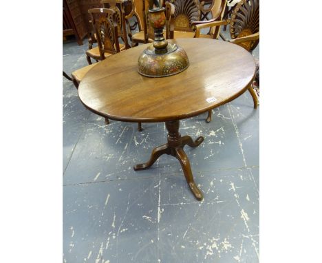 A GEORGIAN OAK TRIPOD TABLE, THE CIRCULAR TOP ON BALUSTER COLUMN, THE LEGS WITH LONG NOSED CLUB FEET.   Dia. 84 x H 74cms.